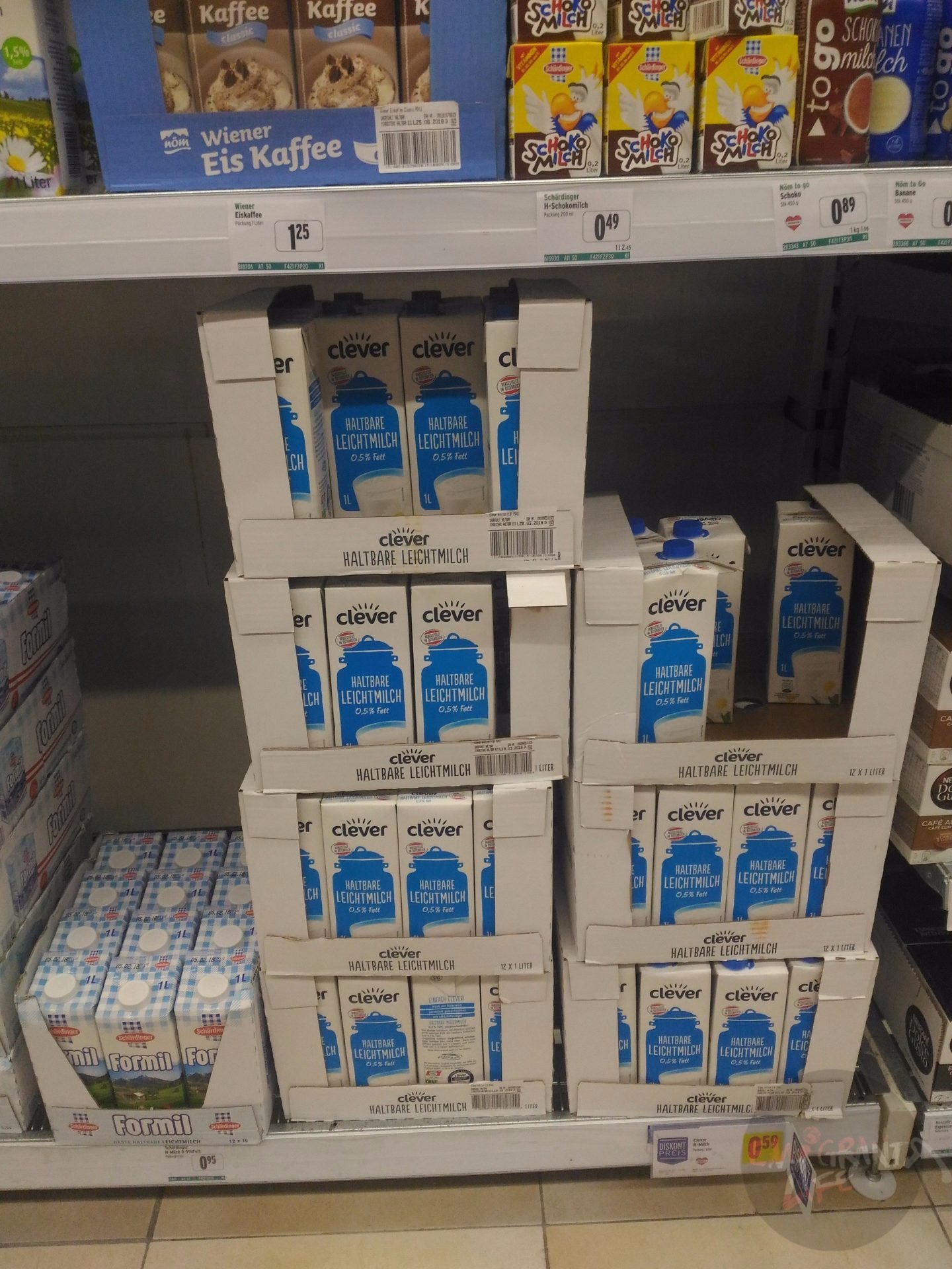 Молоко по акции за 40 руб. Вроде норм. Без акции тоже не очень дорого.