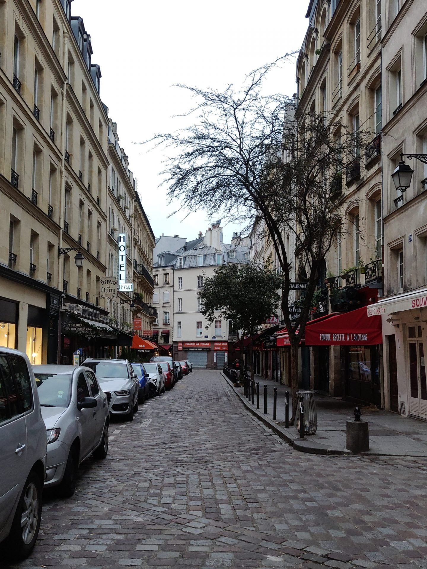 Карантин глазами эмигранта: Пустые улицы Парижа