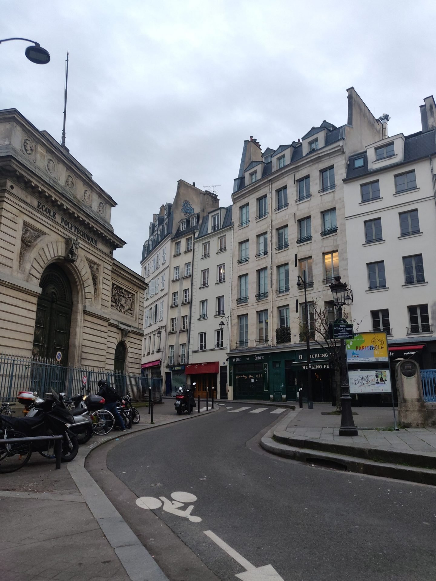 Карантин глазами эмигранта: Пустые улицы Парижа