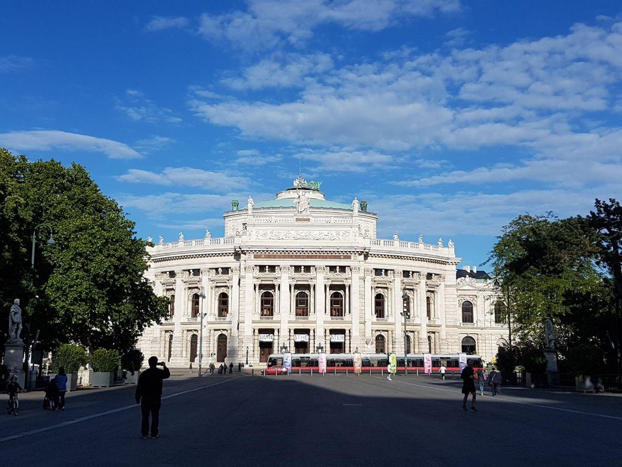 Бургтеатр в вене фото